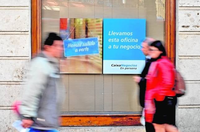 Los préstamos de familias y empresas bajan un 9% en 2014 y alargan su caída