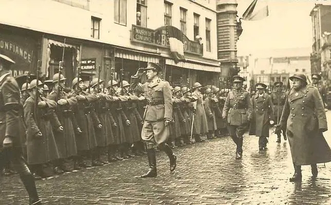 El Rey Leopoldo pasa revista a las tropas belgas, que, ante la esperanza de mantener su neutralidad, prefieren no llegar a ningún acuerdo con los aliados