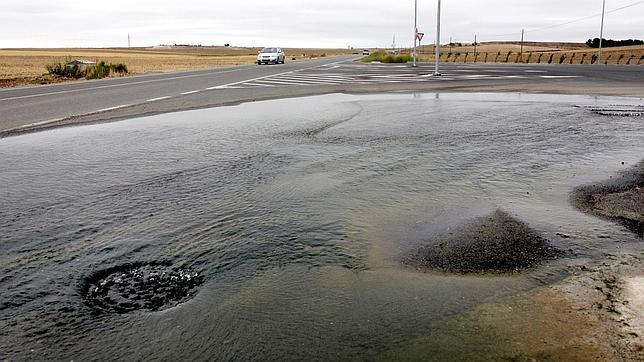 Regantes y afectados piden la urgente reparación de las importantes fugas de agua