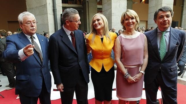Joaquín Leguina, Alberto Ruiz Gallardón, Esperanza Aguirre junto a Cristina Cifuentes en el acto de su toma de posesión como nueva presidenta