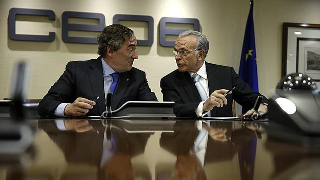 El presidentes de la CEOE, Juan Rosell (i), y el presidente de CaixaBank en la sede de la CEOE de Madrid