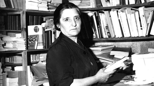 Felipa en su famosa librería para estudiantes