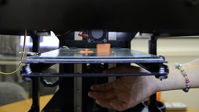 Detalle de la maquinaria de una impresora 3D