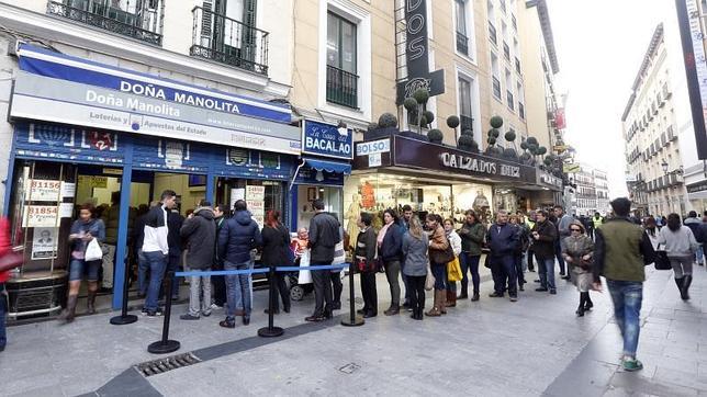 Largas colas para comprar suerte en Doña Manolita