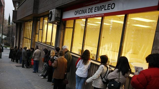 El paro cae en julio por debajo de los 4,42 millones que dejó Zapatero