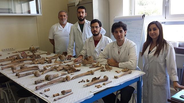 Identifican restos de cinco víctimas de la guerra civil hallados en una fosa