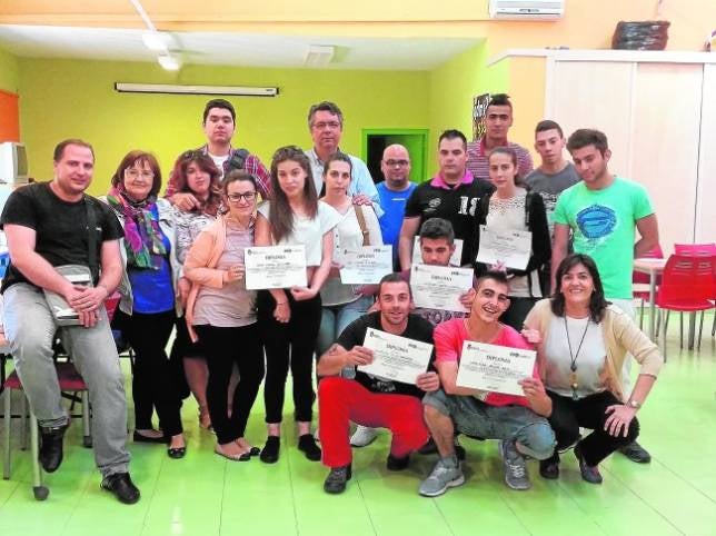 Entrega de diplomas a los alumnos del curso «Búsqueda de empleo»