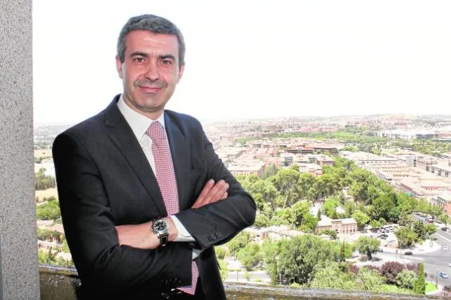 El presidente de la Diputación de Toledo posa para ABC en un balcón del Palacio de la plaza de la Merced