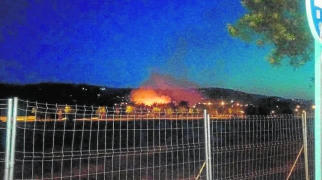 Espectacular incendio en el campus de la Fábrica de Armas