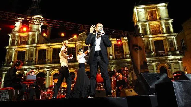 Actuación de Ángel García en la Plaza del Ayuntamiento durante las fiestas de 2014