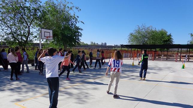 Lafarge dona 100 toneladas de cemento para el patio del colegio de Villaluenga