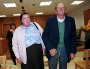 El pastor alpujarreño, ayer junto a su mujer en los juzgados de Granada. M. A. Molina