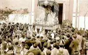 La Virgen de la Estrella, a las puertas del templo de San Jacinto, en su mítica salida de 1932. ABC