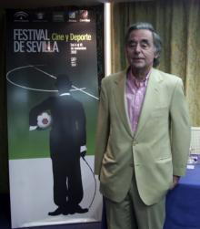 El director del Festival de Cine y Deporte, José Luis Ruiz, ante el cartel que anunciará este año el certamen sevillano. Sanvicente