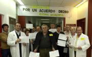 Fernando Sancho junto a dos de sus obras que se exponen en la muestra. J. L. ORTEGA