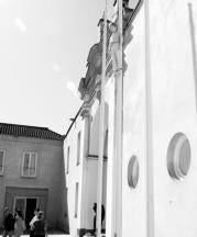 La Junta pide que se retire la escultura de Cattelan, que incluye a un niño ahorcado