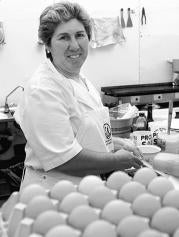 Mari Carmen. Lleva 8 años como cocinera en la Feria: «Desde temprano hay que empezar a cortar calamares»