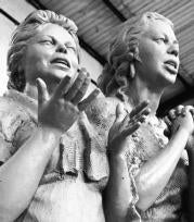 Monumento en Utrera a Fernanda y Bernarda, obra del escultor Pedro Hurtado