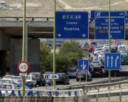 Largas colas de coches en las carreteras andaluzas en busca de sol y playa