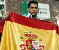 El brasileño Alves consigue el pasaporte español y amplía su contrato con el Sevilla