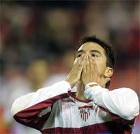 3-1: El mejor Saviola catapulta al Sevilla a la siguiente fase