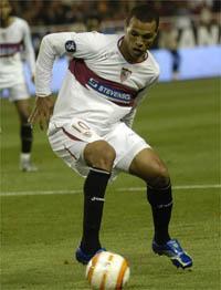 Adriano: «Si seguimos así, haremos un Sevilla grande»