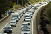 Un muerto, tres heridos y más de 30 kilómetros de retenciones en la autovía Sevilla-Huelva