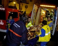 Los bomberos salvaron de una muerte segura a cinco personas en el incendio de un piso en Los Bermejales