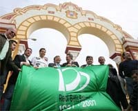 La bandera del centenario del Betis, en la portada de la Feria