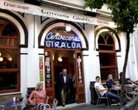 El Bar Giralda vuelve a ser punto de referencia para turistas y sevillanos.