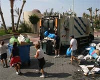 Almuñécar recupera su feria tras una huelga que ha dejado 800 toneladas de basura en las calles