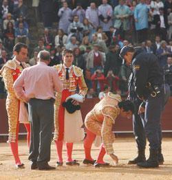 Escándalo en la Maestranza al suspender el presidente la corrida en contra de los toreros