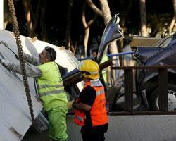 Se elevan a seis los heridos, entre ellos un niño, tras la caída del puente peatonal en la A-7 en Mijas