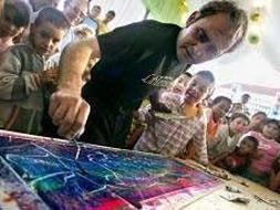 El artista sevillano Joaquín Arnau intentará batir su récord mundial de pintura rápida en Almería
