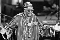 Isaac Hayes Muere el músico que dinamizó el soul en los 70
