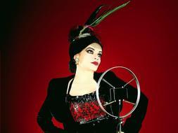 Nina Hagen, a la caza de ovnis en la televisión alemana
