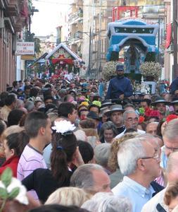 Miles de personas acuden a la romería de la Virgen de Valme de Dos Hermanas