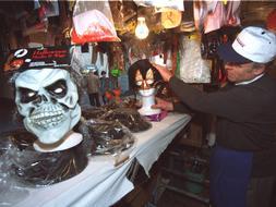 Ordenan la retirada del mercado de máscaras, pelucas y disfraces inseguros