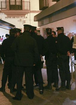 Un detenido por agredir a su esposa y un herido por arma blanca, causantes del tumulto