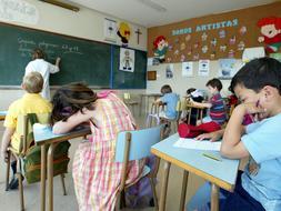 Padres consideran un «escándalo» las 1.450 bajas de profesores en abril en Sevilla