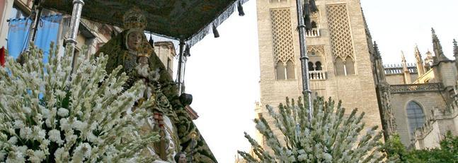 Miles de sevillanos arropan a la Virgen de los Reyes