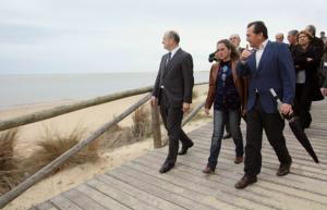 ABC  La consejera de Medio Ambiente, Cinta Castillo, ayer en la laguna de El Portil