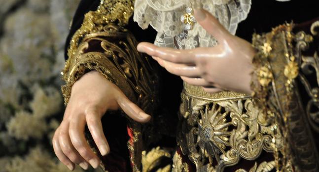 La erosión producida por el besamanos obliga a «retocar» las manos de la Estrella
