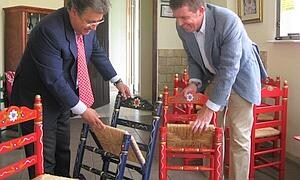 Dos empresarios patentan unas sillas y mesas plegables para la Feria