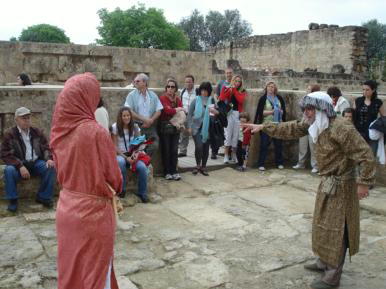 ABC  Monitores vestidos de árabe inician cada sesión