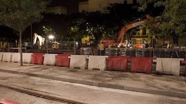 Las obras del tranvía que no dejan dormir a los vecinos se prolongarán seis días más