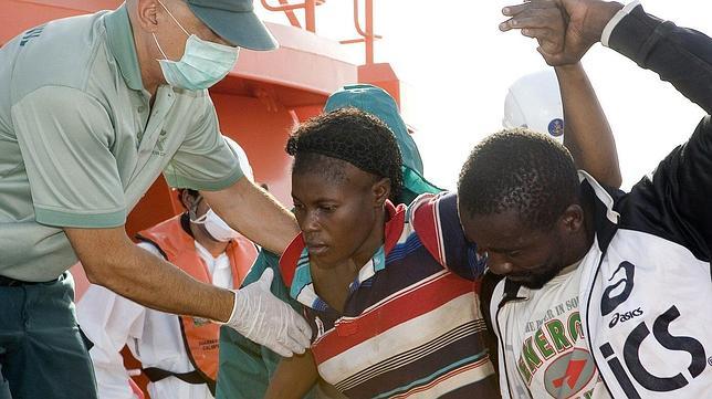 Rescatan dos pateras con 68 inmigrantes subsaharianos en la costa de Motril
