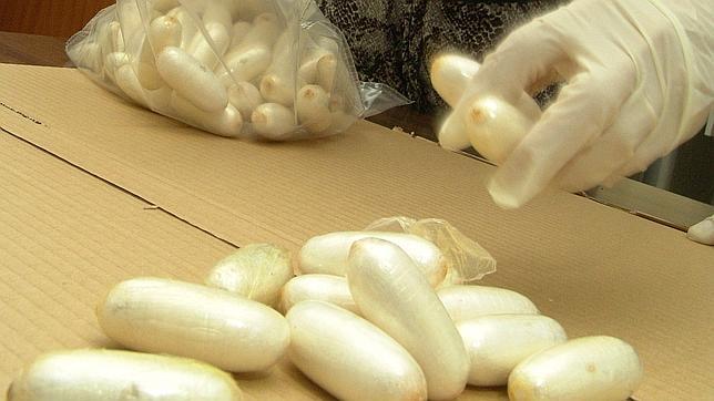 Detenidos en el aeropuerto con 147 bellotas de cocaína en el organismo