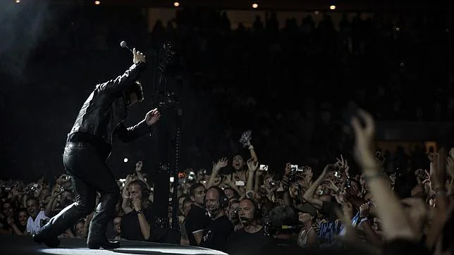 U2 logra en Sevilla un lleno histórico con el mayor espectáculo de la última década