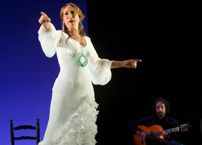 Marina Heredia sale a hombros de Sevilla